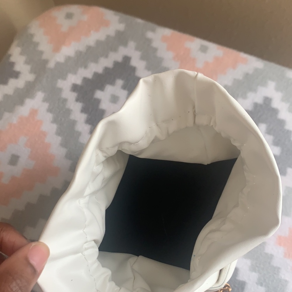White bag - Picture 3 of 3